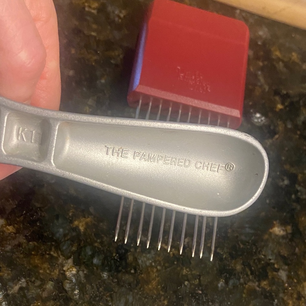 The Pampered Chef Bundle Small Ridge Baker, Garlic Press, Cut n Seal, Veg Holder - Picture 4 of 8
